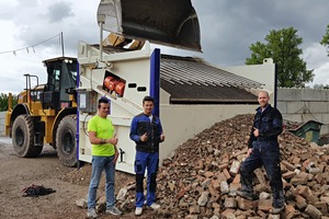  Commissioning and handover with distance (from left): Authorized signatory and project manager Kevin Richter, resource manager Sam Seufer and Florian Schmellenkamp (EAG Einfach Aufbereiten GmbH) 