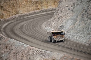  3 Haul-Truck in einem Bergwerk in den USA: Bergleute wechseln zunehmend von der traditionellen, dieselbetriebenen Flotte zu batterie­betriebenen Load-and-Haul-Fahrzeugen, die weniger Energie verbrauchen können  