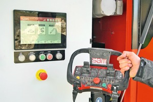  Full control: The display of the SBM Crush Control enables even inexperienced operators to work productively. The new 10-function radio remote control gives full access to the machine from the excavator or loader 