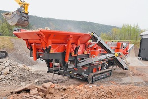  Compared to the REMAX 400 with double-deck grizzly feeder already introduced in 2018, the REMAX 450 also received the performance-enhancing double-deck circular vibrating primary screen. Due to the change in overall height, the 8 m³ feed hopper of the max. 49.2 tonnes impact crusher can now also be folded fully hydraulically 