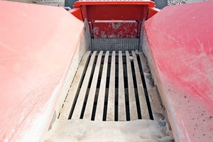  In the 7 m³ feed hopper of the JAWMAX 450, the grizzly upper deck of the independent pre-screen connects directly to the vibratory feeder and effectively equalises the feed material 