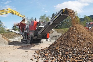  Full throughput: All material guides and transfers on the JAWMAX 450 are precisely designed for the high crushing capacity of the new STE 110-70 jaw crusher 