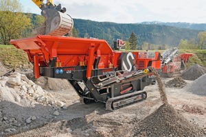  The new JAWMAX 450 in the hard stone demo. The highly efficient double-deck circular vibrating pre-screen separates the fraction 0-25 mm already during feeding and thus increases the overall performance of the jaw crusher  