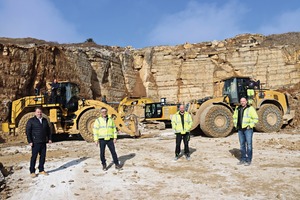  1 Günter Gallus (second f.l.), and Marcus Hausner (r), managing partners, and Michael Sigl (second f.r.), authorised signatory and operations manager, together with their drivers and with Wolfgang Wagner (l.), sales representative from Zeppelin's Erlangen branch 