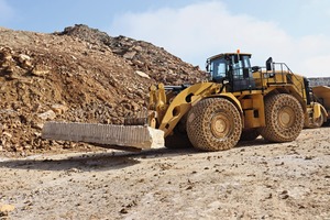  <div class="bildtext">3 The Cat wheel loader hoists the massive block onto a Cat&nbsp;735C dumper, which transports the Jura marble to the processing plant</div> 