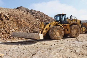  3 Der Cat Radlader hievt den mächtigen Block auf einen Cat Dumper&nbsp;735C, der den Juramarmor in die Weiterverarbeitung transportiert 