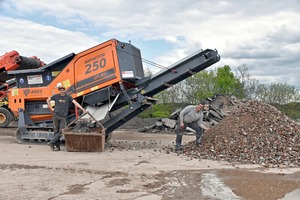  4 Lukas (left) and Andres Wenzel are extremely satisfied with the throughput and the end product of the compact shredder 