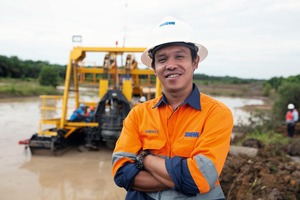  2 Weir Minerals engineer on site with the Multiflo® MudfloTM pump in Indonesia 