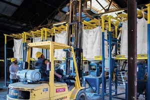  3 A fork truck inserts the lifting frame holding the bulk bag into receiving cups atop the discharger frame 