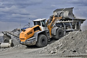  2 A Liebherr L&nbsp;586&nbsp;XPower® wheel loader loading a crusher at the Rinsche gravel plant 