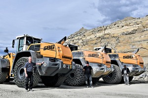  1 Wilhelm Rinsche (links) präsentiert mit zwei Maschinenführern die drei firmeneigenen Liebherr-Radlader L&nbsp;586&nbsp;XPower®  