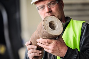  3 The fireclay bricks are sometimes supplied in metal sleeves. In such cases, additional changeover time for the crushing tool and thorough cleaning of the Lokotrack are required in order to cleanly process and separate the mixed products 