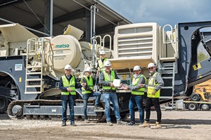  1 Schamottaufbereitung bei Bierbrauer &amp; Sohn GmbH, im Hintergrund der Mobilbrecher LT106 von Metso Outotec; von links: Egon Plew/Fischer-Jung Aufbereitungstechnik GmbH; die Söhne Tim und Lennart Bierbrauer, Karl-Werner Bierbrauer; Ralph Phlippen/Fischer-Jung und Hugo v. Benthem/Metso Outotec Germany  