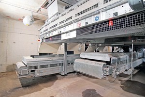  A separate collecting conveyor (right) between the two concrete discharge conveyors conveys volumetrically dosed aggregates to the truck loading facility 