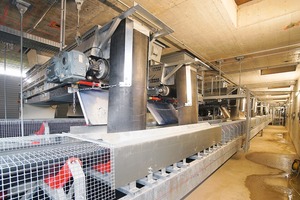  The dosing conveyors are easily accessible underneath the 30 silo chambers and guide the concrete gravel to the weighing units via discharge conveyors 