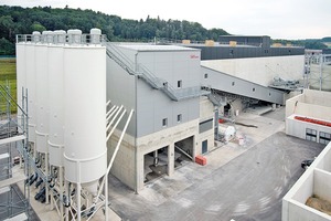  The BGO concrete mixing plant and the high silo storage facility at the Vufflens-la-Ville recy-cling centre are directly adjacent to each other 