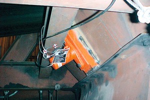  <div class="bildtext">6 A piston vibrator should be installed on a steel channel mounted outside of the chute or vessel</div> 