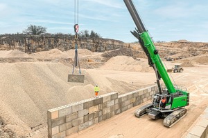  2 Nach dem Abladen der Betonblöcke übernimmt der Raupen-Telekran auch den Bau der provisorischen Mauern, um abgetrennte Lagerflächen für das im Steinbruch abgebaute Material zu schaffen  