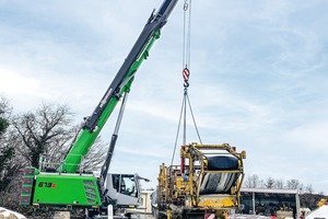  3 With the 70&nbsp;t telescopic crawler crane from SENNEBOGEN, Transconvoi will not only be able to transport its customers' heavy machines, but also unload them immediately and lift them to their final position 