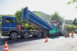 <div class="bildtext">1 With asphalt, it is very important that the material arrives at the construction site at the right time</div> 