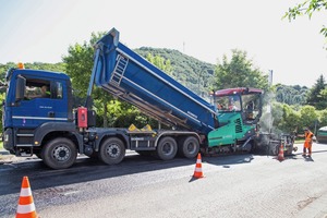  1 Bei Asphalt ist es sehr wichtig, dass das Material zum richtigen Zeitpunkt auf der Baustelle ankommt  