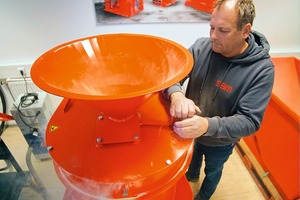  <div class="bildtext">3 Process technician Mario Lugmayr carrying out a crushing trial with the vertical laboratory crusher</div> 