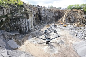  1 Der mobile Kleemann Anlagenzug im Steinbruch Schlag besteht aus je einem Backen- und Kegelbrecher sowie zwei Siebanlagen und einem Haldenband  