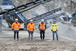  2 The team from Berger Bau (from left to right: David Göttlich, Manager of the quarry in Schlag, Markus Penz, plant engineer and plant operator and machinist Josef Dankesreiter) during the handover of the PRO plant by Andreas Wagner, Kleemann special consultant from Wirtgen Germany 