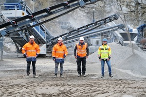  2 Das Team von Berger Bau v.l.n.r.: David Göttlich, Leiter Steinbruch Schlag, Markus Penz, Betriebsingenieur und Anlagenführer und Maschinist Josef Dankesreiter bei der Übergabe der PRO-Anlage durch Andreas Wagner, Kleemann Fachberater von Wirtgen Deutschland  