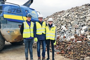  3 When helpers are helped: Even though the Haus family (from left: Vincent Haus, Matthias Haus and Katharina Haus) and the Bohnen company were themselves severely affected by the floods, they used the resources at their disposal to help the damaged residents 