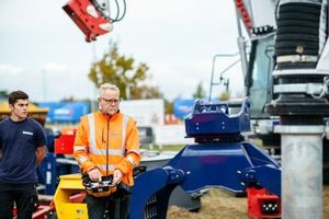  Operating a suction dredger from a safe distance via radio control  