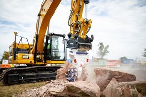  Demonstration einer Querschneidkopffräse auf der Musterbaustelle Kanalbau, die unter realen Bedingungen vorgeführt wird  