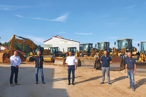  1 Managing director Peter Berschneider (second from right) and technical operations manager Reinhold Sillinger (right) together with the young team of drivers and Zeppelin branch manager Oliver Brockschmidt (centre), Zeppelin sales representative Wolfgang Wagner (left) and Zeppelin service consultant Manfred Habelt (second from left) from the Erlangen branch 