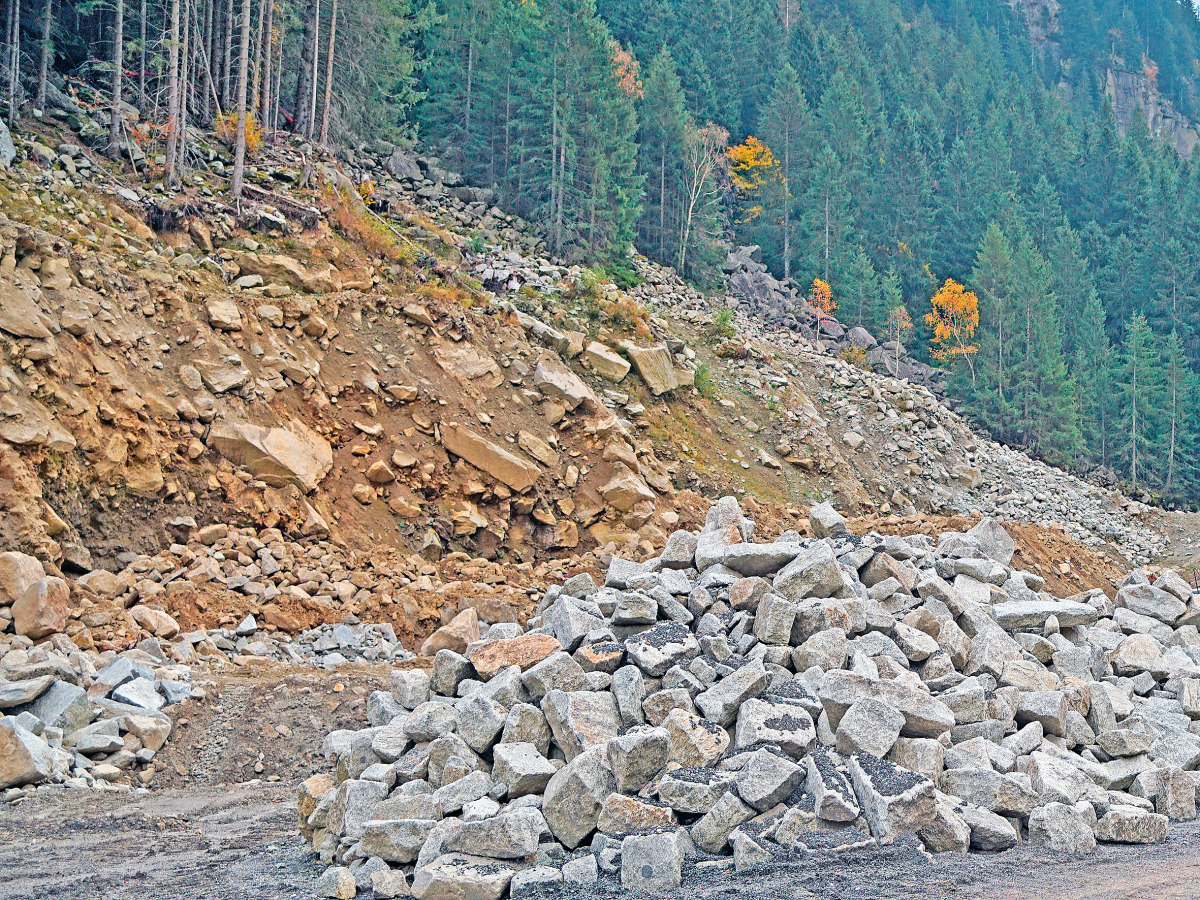 Kobelco SK 530LC-11 in rock excavation - Mineral Processing