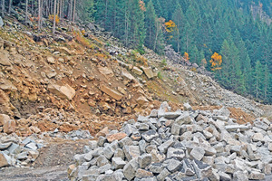  3 Ein Jahrhunderte alter Felsbruch birgt im Steinbruch Standel den hochwertigen „Gotthard-Granit“. Im Vordergrund lagern größensortierte „formwilde“ Wasserbausteine  