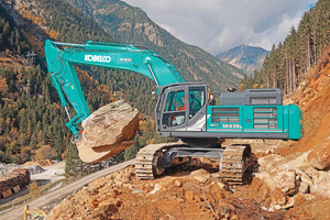  1 Seit Mitte Oktober&nbsp;2021 bewährt sich der neue Kobelco SK530LC-11 im Granitsteinbruch Standel der Baumann Epp Bau AG in Wassen  