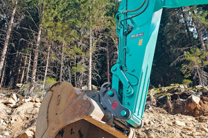  5 Der Kobelco SK530LC-11 besitzt serienmäßig eine Vollververroh-rung für den proportional angesteuerten Hammer-/Scheren-/Greifer-Betrieb und wurde mit dem Oilquick-OQ80-Schnell-wechsler ausgerüstet 