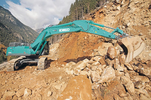  2 Full reach: The Kobelco SK530LC-11 makes full use of its high forces at the stick when ripping and clearing on the narrow mining floors 