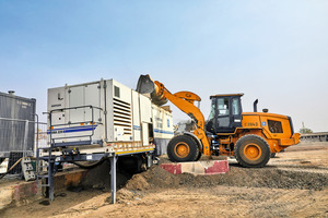  3 Radlader beschicken die KMA&nbsp;220 von Wirtgen mit dem gebrochenen Material. Zement und Wasser sowie Bitumen werden exakt nach Rezeptur hinzugegeben. Im Zweiwellen-Zwangsmischer entsteht dann das Mischgut ganz ohne Wärmezufuhr  