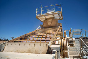  2 The initial rinsing of the material takes place on the modular 2-deck rinsing screen 