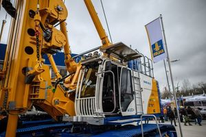  Bauer präsentiert auf der Musterbaustelle Spezialtiefbau das Bohrgerät BG 33 H Kompakt für Arbeiten in bis zu 70 Metern Bohrtiefe. 