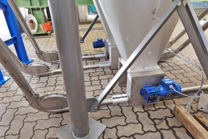  	Plant photo, detail in the course of routing rope conveyor system, product reception from intermediate bunker container 