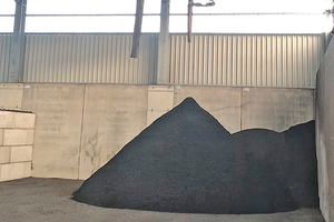  	Formation of a cone of debris of sewage sludge granulate in the storage hall of the sewage treatment plant of the city of Soltau after conveying with the Wessjohann rope conveying system 