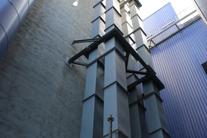  <div class="bildtext">2 	The system provider supplies high-capacity belt bucket elevators for the vertical transport of powdery or small-sized materials</div> 