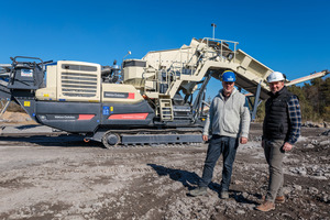  1	Zufrieden mit der Inbetriebnahme: Karl-Werner Bierbrauer (Geschäftsführer Bierbrauer &amp; Sohn GmbH/Terratec-Basalt GmbH) und Ralph Phlippen (techn. Geschäftsführer Fischer-Jung Aufbereitungstechnik GmbH) vor der europaweit ersten Lokotrack LT220GP von Metso Outotec im Steinbruch in Ettringen 