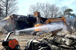  1	Der DustBoss Atom™ kontrolliert den Staub auf den Halden während des Trennungsprozesses für das Recycling 