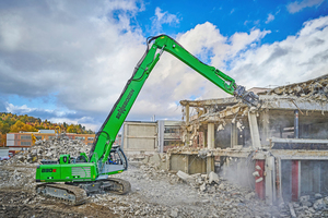  4	With the 30° tilting cab, a whole new level of ergonomics has been achieved: leaning back in the seat, the operator has a comfortable view of his attachment and works particularly safely  