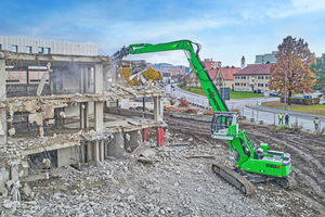  2	The 830 demolition machine shows its strengths in the demolition of the Deggendorf school center 