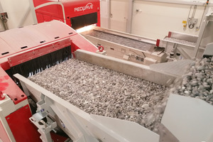  3	Feeding the crushed material to the sorting machine 