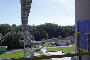  With the U-shape conveyor, tighter curve radii than with a troughed belt conveyor and higher mass flows than with a tubular belt conveyor can be implemented 